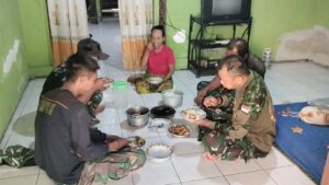 Satgas TMMD ke-126 Kodim 0815/Mojokerto Wujudkan Keakraban Melalui Makan Bersama Warga Sumbertanggul