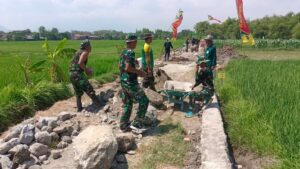 Satgas TMMD ke-126 Kodim 0815/Mojokerto Genjot Pembangunan Tanggul Penahan Tanah di Desa Sumbertanggul