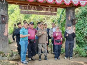 Nostalgia Tak Terduga Antara Atasan dan Anggota di Puncak Gunung Pacet