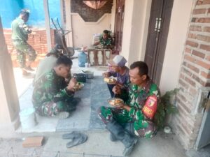 Kebersamaan di Tengah Tugas, Satgas TMMD ke-126 Kodim 0815/Mojokerto Santap Siang Bersama Warga Sumbertanggul