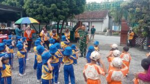 Koramil 0815/08 Dawarblandong Wujudkan Pembelajaran Cinta Tanah Air Melalui Edukasi Interaktif