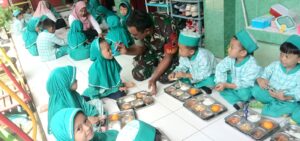 SPPG Jampirogo Jangkau 32 Sekolah, Babinsa Pastikan Distribusi Gizi Tepat Sasaran
