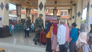Babinsa Koramil 0815/06 Kemlagi Dampingi Penyaluran BLTS Kesra 2025, Pastikan Bantuan Tepat Sasaran
