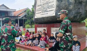 Babinsa 0815/13 Kutorejo Tanamkan Semangat Kepahlawanan Sejak Dini kepada Anak RA KB Pesanggrahan