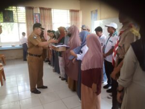 Lewat ‘Berani Cerdas’ Siswa SMAN 1 Tinsel Dapat Bantuan Pakaian Seragam