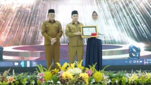 Pemkab Mojokerto Salurkan Beasiswa Rp417,6 Juta untuk 208 Siswa Berprestasi dan Anugerahkan Guru Favorit 2025