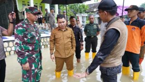 Dandim 0815/Mojokerto Bersama Bupati Tinjau Langsung Lokasi Banjir di Dawarblandong