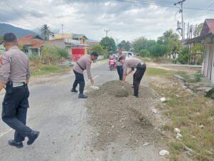 Awali Tahun dengan Kepedulian, Polres Sigi Cegah Kecelakaan Lewat Perbaikan Jalan
