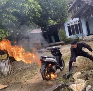 Aksi Heroik Briptu Jonathan Padamkan Motor Pelajar yang Terbakar Dipinggir Jalan