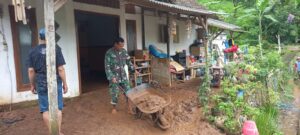 Gerak Cepat Koramil 0815/15 Jatirejo Bersama Warga Tangani Tanah Longsor di Desa Jembul