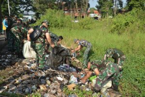 Personel Kodim 0815/Mojokerto Turun Langsung Bersihkan Sampah Liar di Jalan Semeru