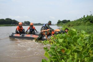Karya Bakti Pembersihan Eceng Gondok di Sungai Brantas, Kodim 0815/Mojokerto Kerahkan 200 Personel