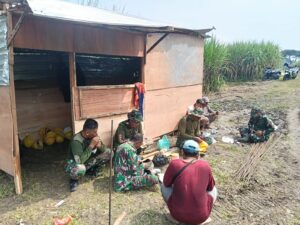 Kebersamaan di Balik Pembangunan, TNI dan Warga Nikmati Makan Siang Bersama di Lokasi Jembatan Perintis Garuda