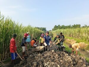 Warga dan TNI Gotong Royong Rapikan Akses Jalan Menuju Jembatan Perintis Garuda di Kemlagi