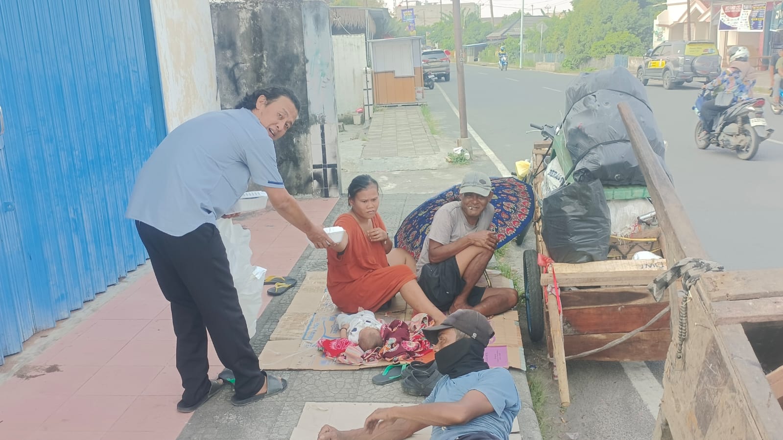 Kegiatan Perdana Alumni SMUNTI OKU Angkatan 2000 Dengan Membagikan Nasi Kotak Ke Panti Asuhan Mustika dan Para Kaum Dhuafa Dijalan