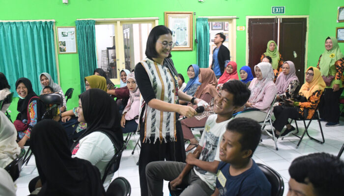 Perkuat Karakter Remaja, Ketua Persit KCK Cabang XXX Kodim 0815 Berikan Edukasi Parenting di Kelurahan Gedongan