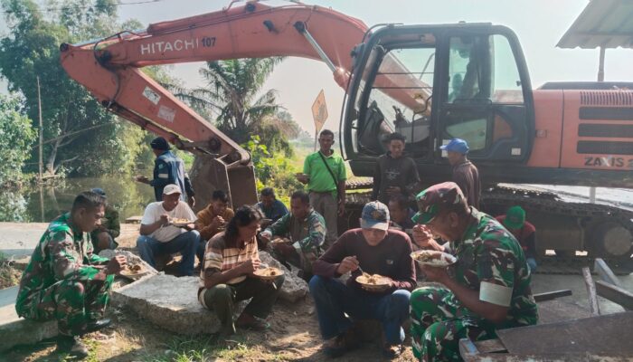 Momen Kebersamaan Warnai Pembangunan Jembatan Garuda di Jabontegal