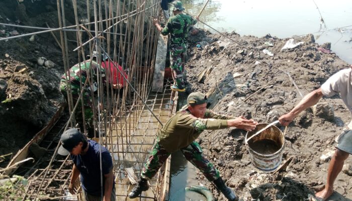 Semangat Kemanunggalan TNI-Rakyat Warnai Pembangunan Jembatan Perintis Garuda di Kedunggempol