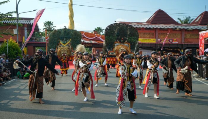 Kirab Budaya Mojo Bangkit berlangsung Spektakuler, 1.080 Peserta Hidupkan Kejayaan Majapahit