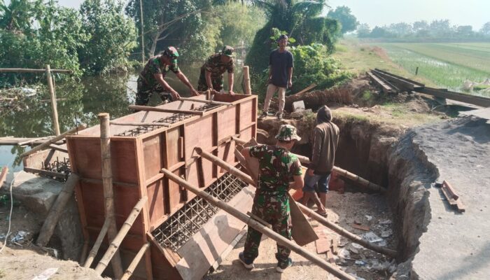 Fokus Rampungkan Abutmen Jembatan Garuda, Semangat Gotong Royong TNI Bersama Warga Warnai Pekerjaan di Lapangan
