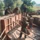 Fokus Rampungkan Abutmen Jembatan Garuda, Semangat Gotong Royong TNI Bersama Warga Warnai Pekerjaan di Lapangan