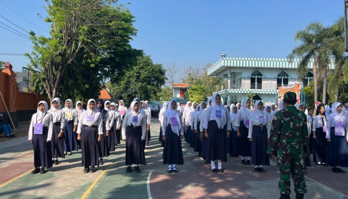Bangun Kedisiplinan Sejak Dini, Koramil 0815/13 Dampingi MPLS SMAN 1 Kutorejo