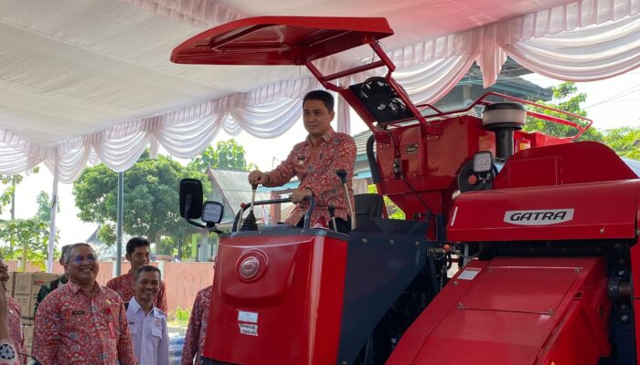 Perkuat Ketahanan Pangan, Bupati Mojokerto Serahkan Bantuan Alsintan Kepada Kelompok Tani