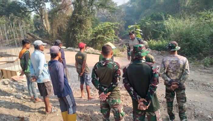 Satu Komando, Satu Semangat : Apel Pagi Iringi Pembangunan Jembatan Garuda Tahap V Kodim 0815