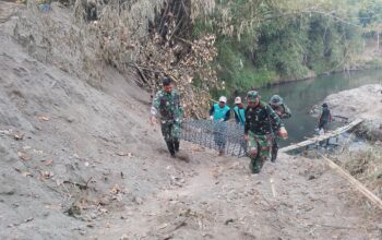 Pikul Material Bersama, Kekompakan TNI dan Warga Percepat Pembangunan Jembatan Gantung Perintis Garuda