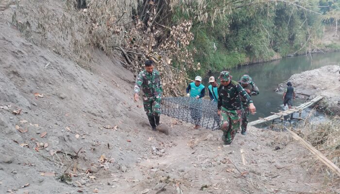 Pikul Material Bersama, Kekompakan TNI dan Warga Percepat Pembangunan Jembatan Gantung Perintis Garuda