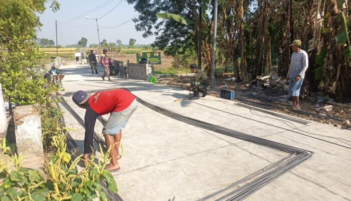 Akhir Pekan Produktif, Personel TNI dan Masyarakat Fokus Rampungkan Jembatan Garuda Kedunggede