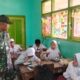 Babinsa Koramil 0815/15 Jatirejo Kawal Distribusi Makan Bergizi Gratis, Ribuan Pelajar Terima Manfaat