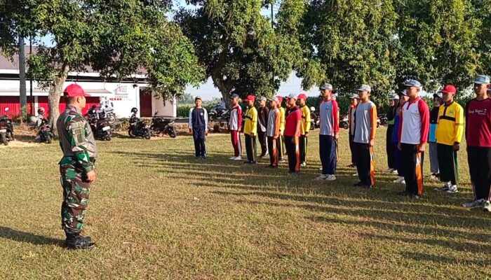 Tanamkan Disiplin dan Kekompakan Jelang HUT ke-81 RI, Koramil 0815/18 Gondang Gembleng Calon Paskibra