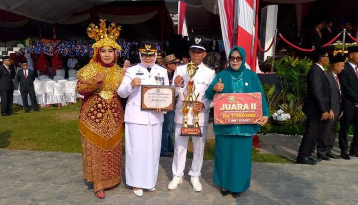Kades Tamimi Terima Penghargaan, Raih Juara II Lomba Desa Tingkat Kabupaten OKU