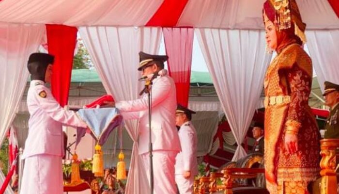 Bupati OKU Pimpin Upacara HUT RI ke-81, Sang Merah Putih Berkibar di Langit Bumi Sebimbing Sekundang