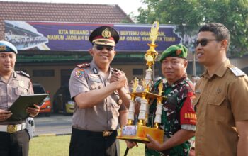 Kapolres Mojokerto Kota Berikan Penghargaan kepada Para Pemenang Lomba Pos Satkamling