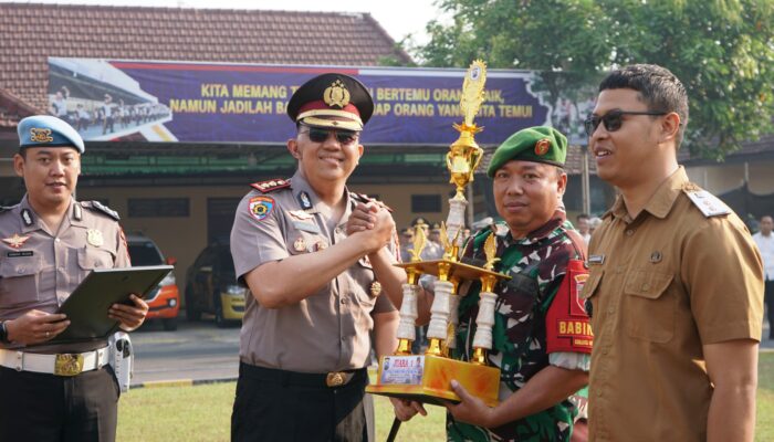Kapolres Mojokerto Kota Berikan Penghargaan kepada Para Pemenang Lomba Pos Satkamling
