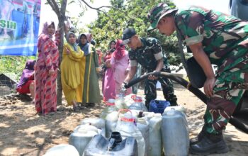 Ringankan Kesulitan Warga, Kodim 0815/ Mojokerto Salurkan Bantuan Air Bersih di Kunjorowesi