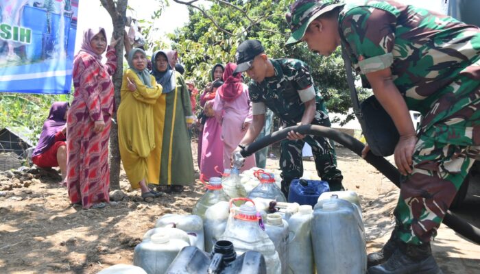 Ringankan Kesulitan Warga, Kodim 0815/ Mojokerto Salurkan Bantuan Air Bersih di Kunjorowesi