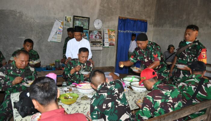 Dari Tangan Prajurit Mengalir Air Bersih, dari Rumah Warga Terhidang Sepiring Kebersamaan