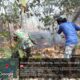 Titik Api di Hutan Jati Temuireng, Koramil 0815/08 Dawarblandong Bersama Warga Bergerak Padamkan Api