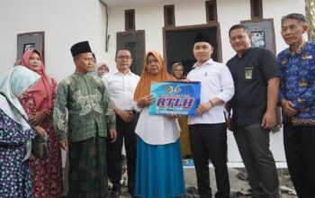 Hadirkan Hunian Layak bagi Warga, Bupati Mojokerto Serahkan Bantuan Simbolis RTLH
