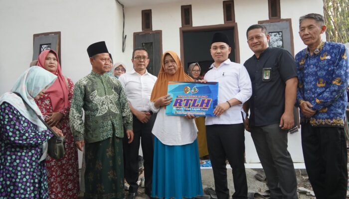 Hadirkan Hunian Layak bagi Warga, Bupati Mojokerto Serahkan Bantuan Simbolis RTLH