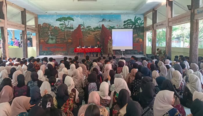 Sosialisasi Rekrutmen TNI AD, Danramil 0815/18 Beri Pembekalan kepada Siswa SMA Negeri 1 Gondang