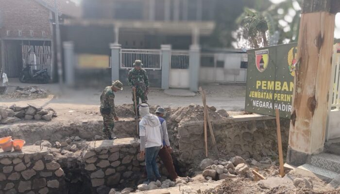 Pembangunan Jembatan Beton Garuda Berlanjut, TNI dan Warga Kompak di Sungai Glonggongan