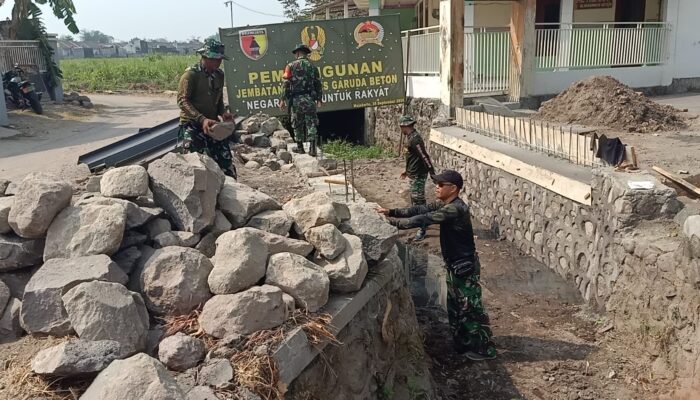 Pengabdian Tanpa Batas, Personel Kodim 0815/Mojokerto Tetap Bangun Jembatan di Hari Libur