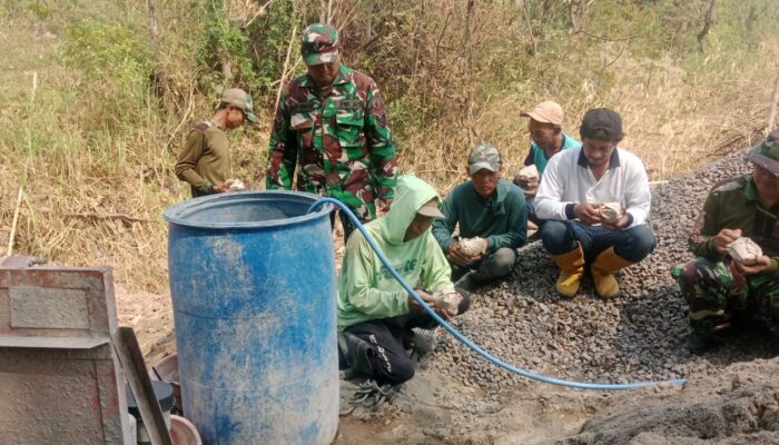 Hangatnya Kebersamaan TNI dan Warga Saat Istirahat di Lokasi Jembatan Garuda