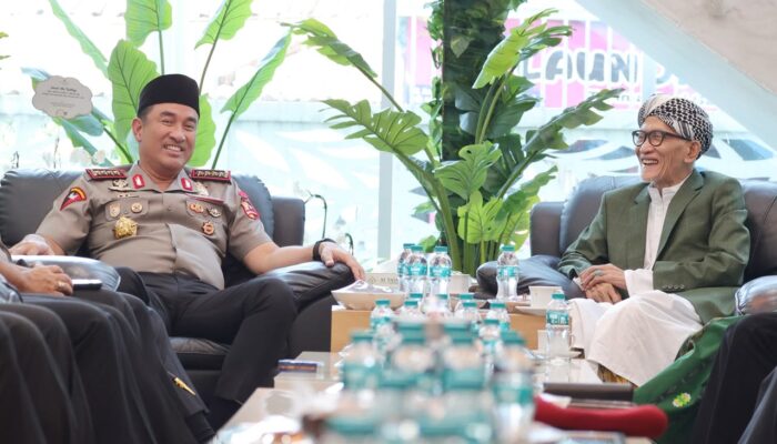 Perkuat Sinergi dengan Ulama, Kapolri Silaturahmi dengan Rais Aam PBNU di Surabaya