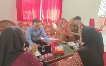 Disdukcapil OKU Jemput Bola Di Desa Marta Jaya Untuk Aktivasi IKD dan Pemberkasan Lainnya