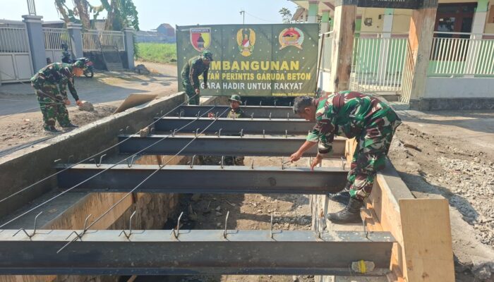 Pembangunan Jembatan Garuda Tahap VII di Bangsal, Personel TNI Mulai Pasang Rangka Baja